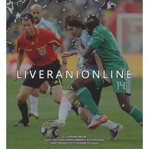 (100612) -- JOHANNESBURG, June 12, 2010 () -- Lionel Messi of Argentina (2nd R) is challenged by Sani Kaita of Nigeria (R) during their group B first round match at the 2010 FIFA World Cup at Ellis Park stadium in Johannesburg, South Africa, on June 12, 2010. Argentina won 1-0. (/Wang Yuguo) (xm) ©Photoshot/Agenzia Aldo Liverani Sas - ITALY ONLY - ARGENTINA- USA FIFA WORLD CUP CAMPIONATI MONDIALI SUD AFRICA 2010