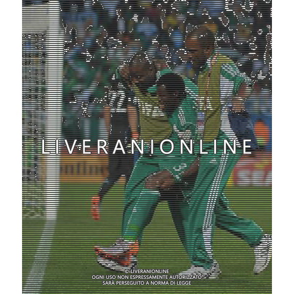(100612) -- JOHANNESBURG, June 12, 2010 () -- Taye Taiwo (C) of Nigeria is escorted off the pitch by his teammates after his injury during a group B first round match against Argentina at the 2010 FIFA World Cup at Ellis Park stadium in Johannesburg, South Africa, on June 12, 2010. Argentina won 1-0. (/Xu Suhui) (fym) ©Photoshot/Agenzia Aldo Liverani Sas - ITALY ONLY - ARGENTINA- USA FIFA WORLD CUP CAMPIONATI MONDIALI SUD AFRICA 2010