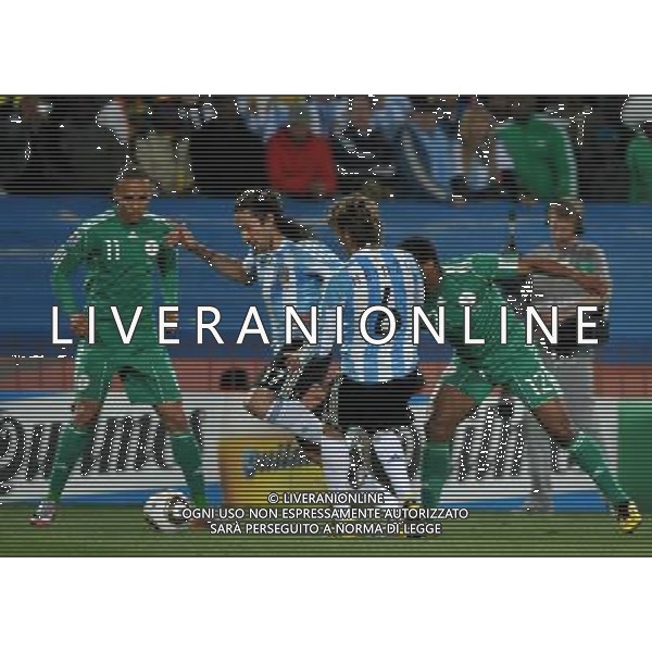 (100612) -- JOHANNESBURG, June 12, 2010 () -- Jonas Gutierrez (2nd L) of Argentina breaks through during a group B first round match against Nigeria at the 2010 FIFA World Cup at Ellis Park stadium in Johannesburg, South Africa, on June 12, 2010. Argentina won 1-0. (/Xu Suhui) (fym) ©Photoshot/Agenzia Aldo Liverani Sas - ITALY ONLY - ARGENTINA- USA FIFA WORLD CUP CAMPIONATI MONDIALI SUD AFRICA 2010