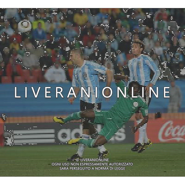 (100612) -- JOHANNESBURG, June 12, 2010 () -- Walter Samuel of Argentina (1st L) vies with Obafemi Martins of Nigeria (C) during their group B first round match at the 2010 FIFA World Cup at Ellis Park stadium in Johannesburg, South Africa, on June 12, 2010. Argentina won 1-0. (/Xu Suhui) (fym) ©Photoshot/Agenzia Aldo Liverani Sas - ITALY ONLY - ARGENTINA- USA FIFA WORLD CUP CAMPIONATI MONDIALI SUD AFRICA 2010