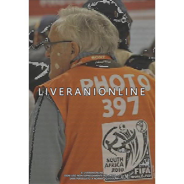 (100611) -- JOHANNESBURG, June 11, 2010 () -- A photographer waits for the media ticket at the press center in the Soccer City stadium in Johannesburg, South Africa, June 11, 2010. The opening ceremony of the 2010 FIFA football World Cup will be held in Johannesburg on June 11. (/Xu Suhui)(txy/) ©Photoshot/Agenzia Aldo Liverani Sas - ITALY ONLY: CERIMONIA D\'INAUGURAZIONE E APERTURA DEL FIFA WORLD CUP CAMPIONATI MONDIALI SUD AFRICA 2010