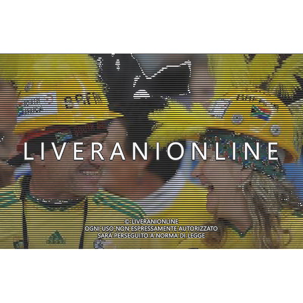 (100612) -- CAPE TOWN, June 12, 2010 () -- Soccer fans cheer during a Group A match of the 2010 World Cup between France and Uruguay at Green Point stadium in Cape Town, South Africa, on June 11, 2010. The match ended with a draw 0-0. (/Yang Lei) (dx) ©Photoshot/Agenzia Aldo Liverani Sas - ITALY ONLY - FRANCIA - URUGUAY FIFA WORLD CUP CAMPIONATI MONDIALI SUD AFRICA 2010