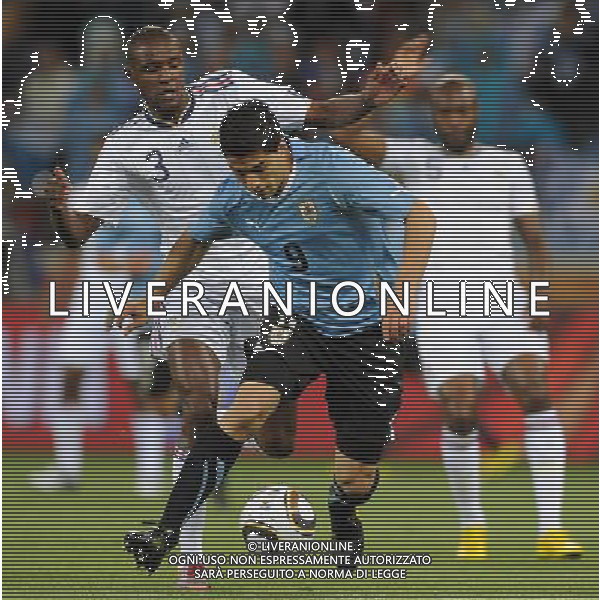 (100612) -- CAPE TOWN, June 12, 2010 () -- Uruguay\'s Luis Suarez (Front) vies with France\'s Eric Abidal during a Group A match of the 2010 FIFA World Cup at Green Point stadium in Cape Town, South Africa, on June 11, 2010. The match ended with a 0-0 draw. (/Yang Lei) (dx) ©Photoshot/Agenzia Aldo Liverani Sas - ITALY ONLY - FRANCIA - URUGUAY FIFA WORLD CUP CAMPIONATI MONDIALI SUD AFRICA 2010