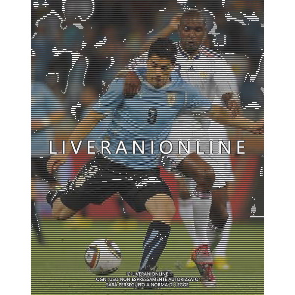 (100612) -- CAPE TOWN, June 12, 2010 () -- Uruguay\'s Luis Suarez (L) shoots beside French Eric Abidal during a Group A match of the 2010 FIFA World Cup at Green Point stadium in Cape Town, South Africa, on June 11, 2010. The match ended with a 0-0 draw. (/Yang Lei) (dx) ©Photoshot/Agenzia Aldo Liverani Sas - ITALY ONLY - FRANCIA - URUGUAY FIFA WORLD CUP CAMPIONATI MONDIALI SUD AFRICA 2010