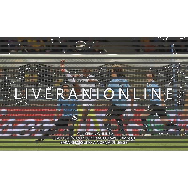 (100612) -- CAPE TOWN, June 12, 2010 () -- French Abou Diaby (2nd L) controls the ball during a Group A match of the 2010 FIFA World Cup with Uruguay at Green Point stadium in Cape Town, South Africa, on June 11, 2010. The match ended with a 0-0 draw. (/Yang Lei) (dx) ©Photoshot/Agenzia Aldo Liverani Sas - ITALY ONLY - FRANCIA - URUGUAY FIFA WORLD CUP CAMPIONATI MONDIALI SUD AFRICA 2010