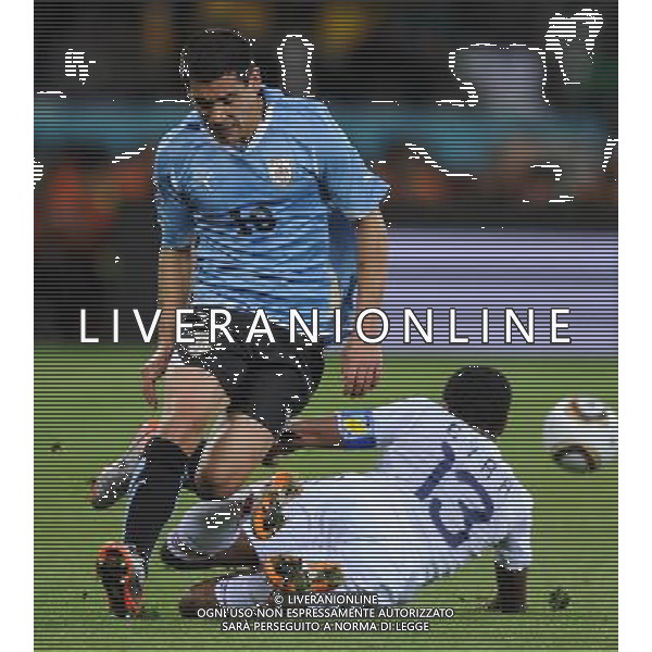 (100612) -- CAPE TOWN, June 12, 2010 () -- Uruguay\'s Ignacio Gonzalez (L) vies with French Patrice Evra during a Group A match of the 2010 FIFA World Cup at Green Point stadium in Cape Town, South Africa, on June 11, 2010. The match ended with a 0-0 draw. (/Yang Lei) (dx) ©Photoshot/Agenzia Aldo Liverani Sas - ITALY ONLY - FRANCIA - URUGUAY FIFA WORLD CUP CAMPIONATI MONDIALI SUD AFRICA 2010