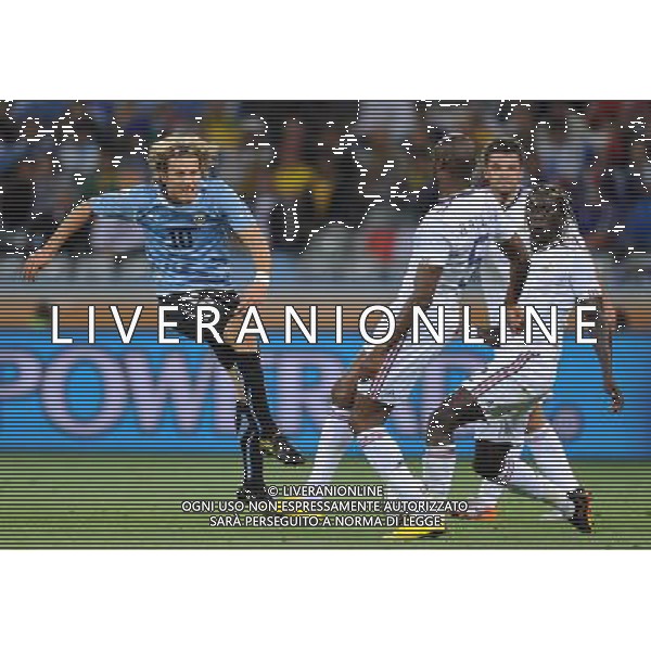 (100612) -- CAPE TOWN, June 12, 2010 () -- Uruguay\'s Diego Forlan (L) shoots past French William Gallas (2nd L) during a Group A match of the 2010 FIFA World Cup at Green Point stadium in Cape Town, South Africa, on June 11, 2010. The match ended with a 0-0 draw. (/Yang Lei) ©Photoshot/Agenzia Aldo Liverani Sas - ITALY ONLY - FRANCIA - URUGUAY FIFA WORLD CUP CAMPIONATI MONDIALI SUD AFRICA 2010