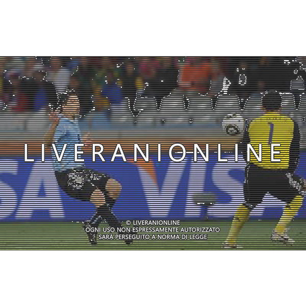 (100612) -- CAPE TOWN, June 12, 2010 () -- Uruguay\'s Luis Suarez (L) fails to score because French goalkeeper Hugo Lloris catches the ball during a Group A match of the 2010 FIFA World Cup at Green Point stadium in Cape Town, South Africa, on June 11, 2010. The match ended with a 0-0 draw. (/Yang Lei) (dx) ©Photoshot/Agenzia Aldo Liverani Sas - ITALY ONLY - FRANCIA - URUGUAY FIFA WORLD CUP CAMPIONATI MONDIALI SUD AFRICA 2010