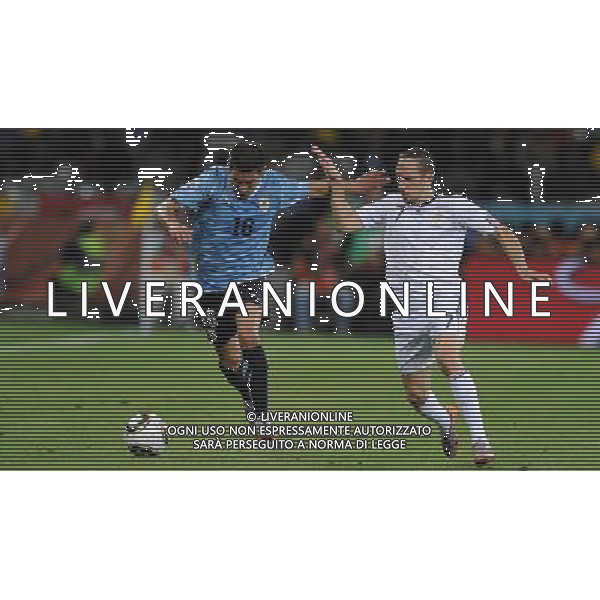 (100612) -- CAPE TOWN, June 12, 2010 () -- Uruguay\'s Maximiliano Pereira (L) vies with French Franck Ribery during a Group A match of the 2010 FIFA World Cup at Green Point stadium in Cape Town, South Africa, on June 11, 2010. The match ended with a 0-0 draw. (/Yang Lei) ©Photoshot/Agenzia Aldo Liverani Sas - ITALY ONLY - FRANCIA - URUGUAY FIFA WORLD CUP CAMPIONATI MONDIALI SUD AFRICA 2010