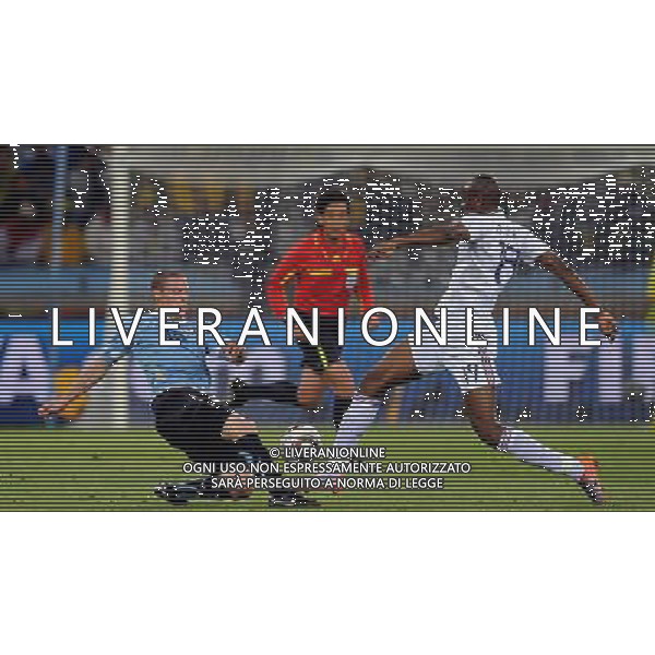 (100612) -- CAPE TOWN, June 12, 2010 () -- Uruguay\'s Diego Perez (L) vies with French Abou Diaby (R) during a Group A match of the 2010 FIFA World Cup at Green Point stadium in Cape Town, South Africa, on June 11, 2010. The match ended with a 0-0 draw. (/Yang Lei) (dx) ©Photoshot/Agenzia Aldo Liverani Sas - ITALY ONLY - FRANCIA - URUGUAY FIFA WORLD CUP CAMPIONATI MONDIALI SUD AFRICA 2010