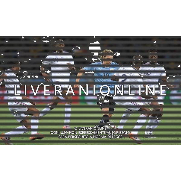 (100612) -- CAPE TOWN, June 12, 2010 () -- Uruguay\'s Diego Forlan (C) breaks through during a Group A match of the 2010 FIFA World Cup with France at Green Point stadium in Cape Town, South Africa, on June 11, 2010. The match ended with a 0-0 draw. (/Yang Lei) (dx) ©Photoshot/Agenzia Aldo Liverani Sas - ITALY ONLY - FRANCIA - URUGUAY FIFA WORLD CUP CAMPIONATI MONDIALI SUD AFRICA 2010