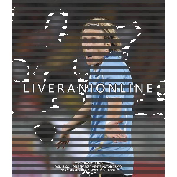 (100612) -- CAPE TOWN, June 12, 2010 () -- Uruguay\'s Diego Forlan reacts during a Group A match of the 2010 FIFA World Cup with France at Green Point stadium in Cape Town, South Africa, on June 11, 2010. The match ended with a 0-0 draw. (/Yang Lei) (dx) ©Photoshot/Agenzia Aldo Liverani Sas - ITALY ONLY - FRANCIA - URUGUAY FIFA WORLD CUP CAMPIONATI MONDIALI SUD AFRICA 2010