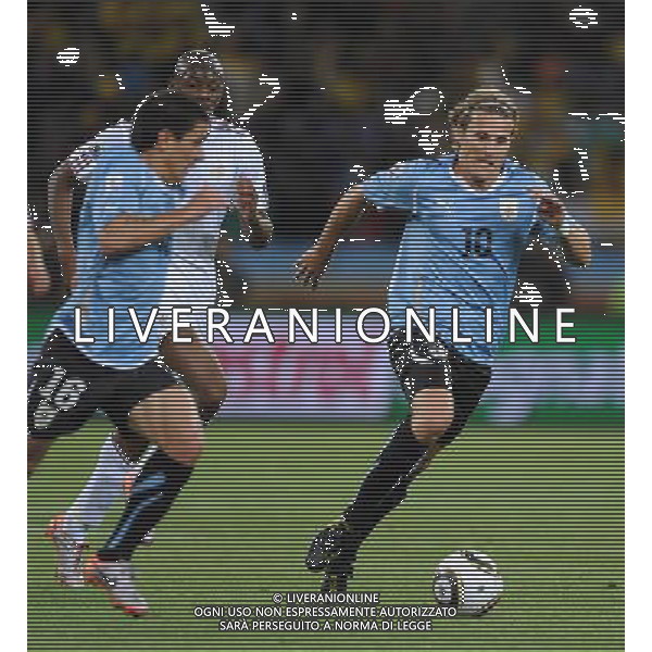 (100612) -- CAPE TOWN, June 12, 2010 () -- Uruguay\'s Diego Forlan (R) breaks through during a Group A match of the 2010 FIFA World Cup with France at Green Point stadium in Cape Town, South Africa, on June 11, 2010. The match ended with a 0-0 draw. (/Yang Lei) (dx) ©Photoshot/Agenzia Aldo Liverani Sas - ITALY ONLY - FRANCIA - URUGUAY FIFA WORLD CUP CAMPIONATI MONDIALI SUD AFRICA 2010