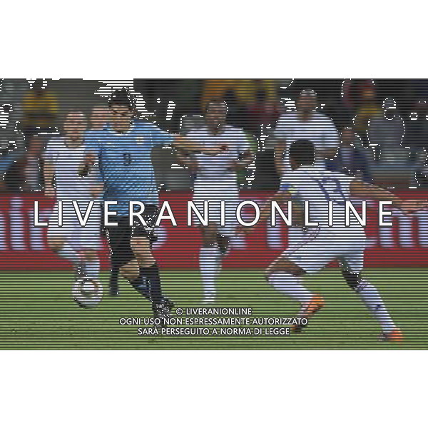 (100612) -- CAPE TOWN, June 12, 2010 () -- Luis SuÂ¢rez (Front L) of Uruguay breaks through during a Group A match of the 2010 FIFA World Cup against France at Green Point stadium in Cape Town, South Africa, on June 11, 2010. The match ended with a 0-0 draw. (/Yang Lei) (kh) ©Photoshot/Agenzia Aldo Liverani Sas - ITALY ONLY - FRANCIA - URUGUAY FIFA WORLD CUP CAMPIONATI MONDIALI SUD AFRICA 2010