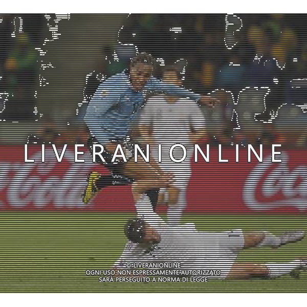 (100612) -- CAPE TOWN, June 12, 2010 () -- Uruguay\'s Alvaro Pereira (top) jumps up to avoid stepping on French Jeremy Toulalan during a Group A match of the 2010 FIFA World Cup at Green Point stadium in Cape Town, South Africa, on June 11, 2010. The match ended with a 0-0 draw. (/Xing Guangli) (dx) ©Photoshot/Agenzia Aldo Liverani Sas - ITALY ONLY - FRANCIA - URUGUAY FIFA WORLD CUP CAMPIONATI MONDIALI SUD AFRICA 2010