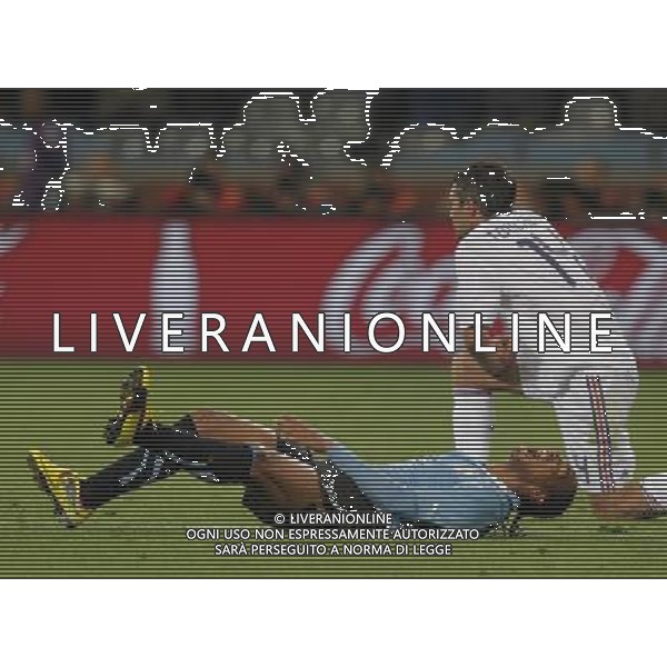 (100612) -- CAPE TOWN, June 12, 2010 () -- Uruguay\'s Alvaro Pereira (bottom) gets injured after dodging French Jeremy Toulalan during a Group A match of the 2010 FIFA World Cup at Green Point stadium in Cape Town, South Africa, on June 11, 2010. The match ended with a 0-0 draw. (/Xing Guangli) (dx) ©Photoshot/Agenzia Aldo Liverani Sas - ITALY ONLY - FRANCIA - URUGUAY FIFA WORLD CUP CAMPIONATI MONDIALI SUD AFRICA 2010