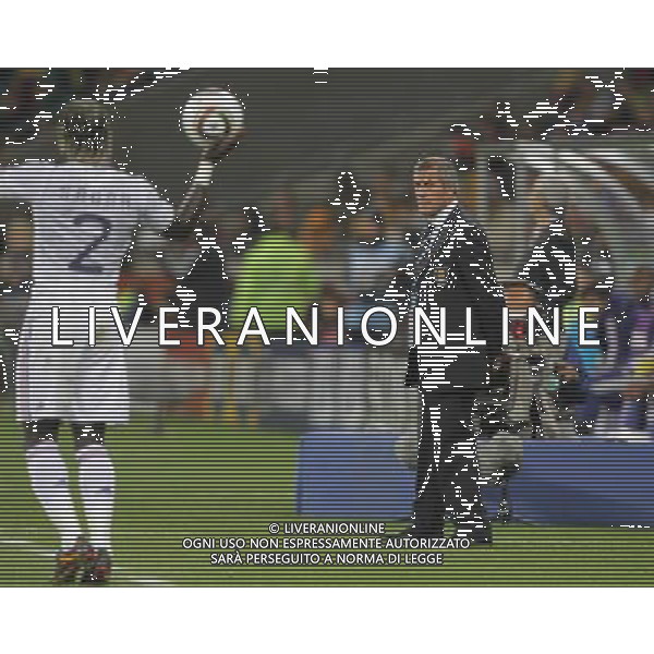 (100612) -- CAPE TOWN, June 12, 2010 () -- Uruguay\'s coach Oscar Tabarez (R) watches during a Group A match of the 2010 FIFA World Cup between Uruguay and France at Green Point stadium in Cape Town, South Africa, on June 11, 2010. The match ended with a 0-0 draw. (/Xing Guangli) (dx) ©Photoshot/Agenzia Aldo Liverani Sas - ITALY ONLY - FRANCIA - URUGUAY FIFA WORLD CUP CAMPIONATI MONDIALI SUD AFRICA 2010