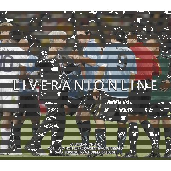 (100612) -- CAPE TOWN, June 12, 2010 () -- French coach Raymond Domenech (4th L) argues with Japanese referee Yuichi Nishimura (2nd R) during a Group A match of the 2010 FIFA World Cup between Uruguay and France at Green Point stadium in Cape Town, South Africa, on June 11, 2010. The match ended with a 0-0 draw. (/Xing Guangli) (dx) ©Photoshot/Agenzia Aldo Liverani Sas - ITALY ONLY - FRANCIA - URUGUAY FIFA WORLD CUP CAMPIONATI MONDIALI SUD AFRICA 2010
