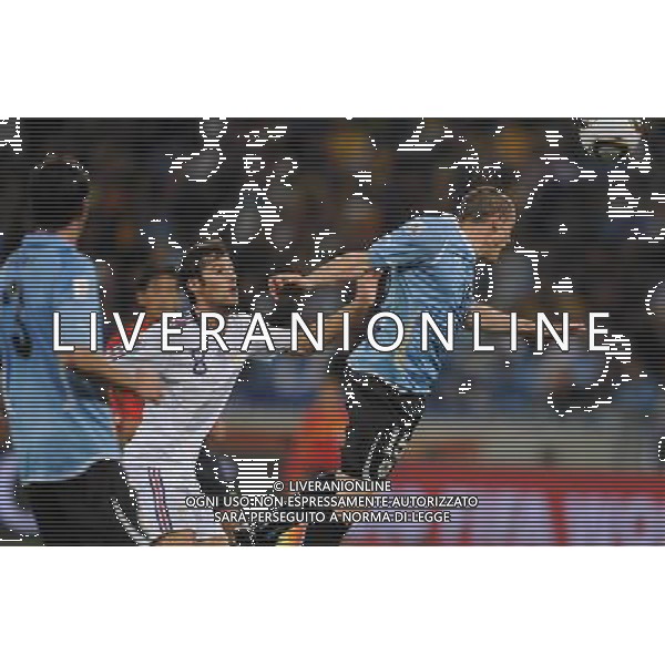 (100612) -- CAPE TOWN, June 12, 2010 () -- Diego Perez (R) of Uruguay heads the ball during a Group A match of the 2010 FIFA World Cup against France at Green Point stadium in Cape Town, South Africa, on June 11, 2010. The match ended with a 0-0 draw. (/Yang Lei) (kh) ©Photoshot/Agenzia Aldo Liverani Sas - ITALY ONLY - FRANCIA - URUGUAY FIFA WORLD CUP CAMPIONATI MONDIALI SUD AFRICA 2010