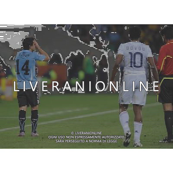 (100612) -- CAPE TOWN, June 12, 2010 () -- Nicolas Lodeiro (L) of Uruguay leaves the pitch after being given the red card during a Group A match of the 2010 FIFA World Cup between Uruguay and France at Green Point stadium in Cape Town, South Africa, on June 11, 2010. The match ended with a 0-0 draw. (/Yang Lei) (kh) ©Photoshot/Agenzia Aldo Liverani Sas - ITALY ONLY - FRANCIA - URUGUAY FIFA WORLD CUP CAMPIONATI MONDIALI SUD AFRICA 2010