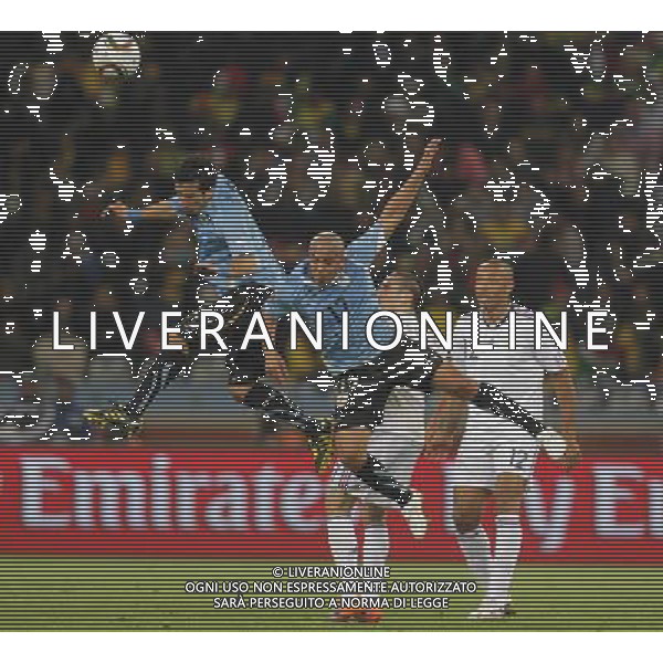 (100612) -- CAPE TOWN, June 12, 2010 () -- Uruguay\'s Mauricio Victorino (1st, L) and Egidio Arevalo Rios (2nd, L) head for the ball while French Franck Ribery (2nd, R) and Thierry Henry watch during a Group A match of the 2010 FIFA World Cup between Uruguay and France at Green Point stadium in Cape Town, South Africa, on June 11, 2010. The match ended with a 0-0 draw. (/Xing Guangli) ©Photoshot/Agenzia Aldo Liverani Sas - ITALY ONLY - FRANCIA - URUGUAY FIFA WORLD CUP CAMPIONATI MONDIALI SUD AFRICA 2010