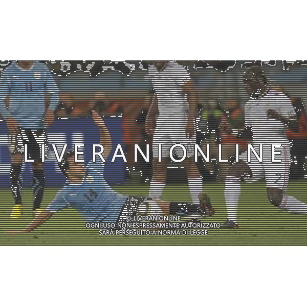 (100612) -- CAPE TOWN, June 12, 2010 () -- Nicolas Lodeiro (Bottom) of Uruguay defends Bakary Sagna (R) of France and is given the red card during a Group A match of the 2010 FIFA World Cup between Uruguay and France at Green Point stadium in Cape Town, South Africa, on June 11, 2010. The match ended with a 0-0 draw. (/Xing Guangli) (kh) ©Photoshot/Agenzia Aldo Liverani Sas - ITALY ONLY - FRANCIA - URUGUAY FIFA WORLD CUP CAMPIONATI MONDIALI SUD AFRICA 2010