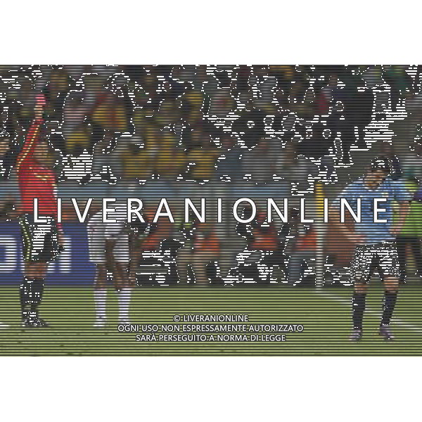 (100612) -- CAPE TOWN, June 12, 2010 () -- Nicolas Lodeiro (R) of Uruguay leaves the pitch after being given the red card by referee Yuichi Nishimura (L) during a Group A match of the 2010 FIFA World Cup between Uruguay and France at Green Point stadium in Cape Town, South Africa, on June 11, 2010. The match ended with a 0-0 draw. (/Xing Guangli) (kh) ©Photoshot/Agenzia Aldo Liverani Sas - ITALY ONLY - FRANCIA - URUGUAY FIFA WORLD CUP CAMPIONATI MONDIALI SUD AFRICA 2010