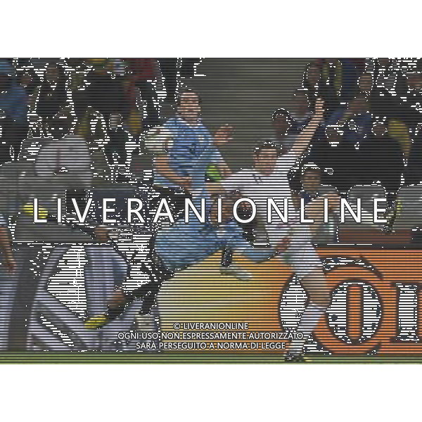 (100612) -- CAPE TOWN, June 12, 2010 () -- France\'s Andre-Pierre Gignac (R) vies with Uruguay\'s Alvaro Pereira (Bottom) and Diego Godin during a Group A match of the 2010 FIFA World Cup at Green Point stadium in Cape Town, South Africa, on June 11, 2010. The match ended with a 0-0 draw. (/Xing Guangli) (dx) ©Photoshot/Agenzia Aldo Liverani Sas - ITALY ONLY - FRANCIA - URUGUAY FIFA WORLD CUP CAMPIONATI MONDIALI SUD AFRICA 2010