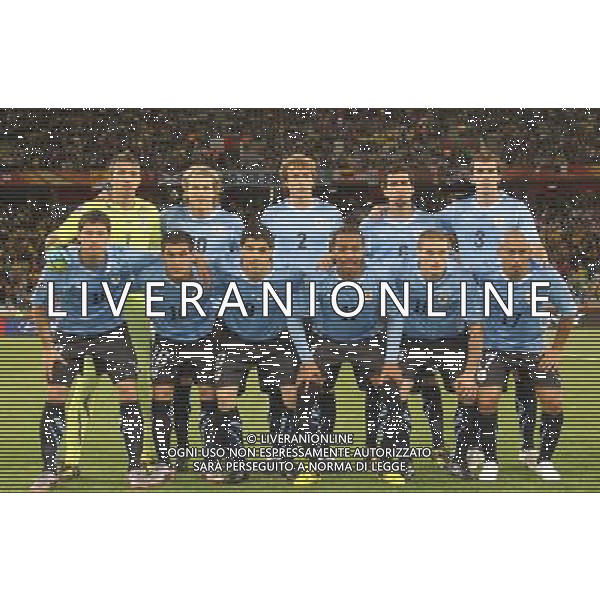 (100612) -- CAPE TOWN, June 12, 2010 () -FORMAZIONE URUGUAY- Uruguay\'s start squad line up before a Group A match of the 2010 FIFA World Cup with France at the Green Point stadium in Cape Town, South Africa, on June 11, 2010. (/Xing Guangli) (dx) ©Photoshot/Agenzia Aldo Liverani Sas - ITALY ONLY - FRANCIA - URUGUAY FIFA WORLD CUP CAMPIONATI MONDIALI SUD AFRICA 2010