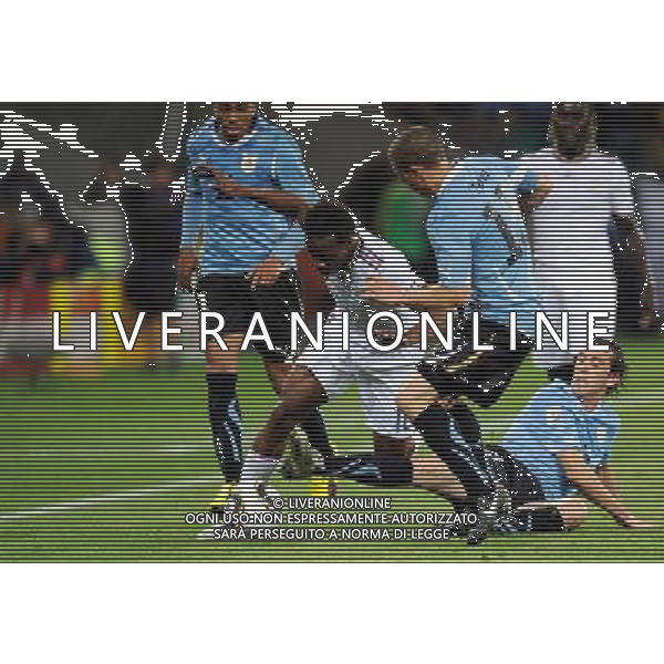 (100612) -- CAPE TOWN, June 12, 2010 () -- Sidney Govou (2nd L) of France breaks through during a Group A match of the 2010 FIFA World Cup against Uruguay at the Green Point stadium in Cape Town, South Africa, on June 11, 2010. (/Yang Lei) (kh) ©Photoshot/Agenzia Aldo Liverani Sas - ITALY ONLY - FRANCIA - URUGUAY FIFA WORLD CUP CAMPIONATI MONDIALI SUD AFRICA 2010