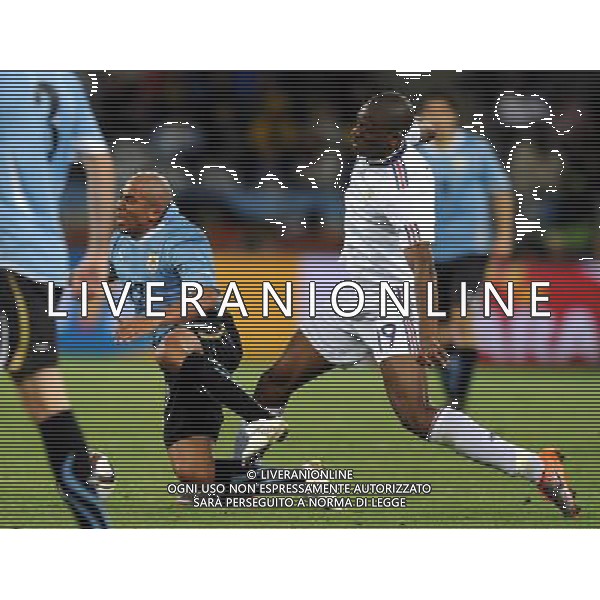(100612) -- CAPE TOWN, June 12, 2010 () -- Abou Diaby (R) of France battles for the ball with Egidio Arevalo Rios of Uruguay during a Group A match of the 2010 FIFA World Cup at the Green Point stadium in Cape Town, South Africa, on June 11, 2010. (/Yang Lei) (kh) ©Photoshot/Agenzia Aldo Liverani Sas - ITALY ONLY - FRANCIA - URUGUAY FIFA WORLD CUP CAMPIONATI MONDIALI SUD AFRICA 2010