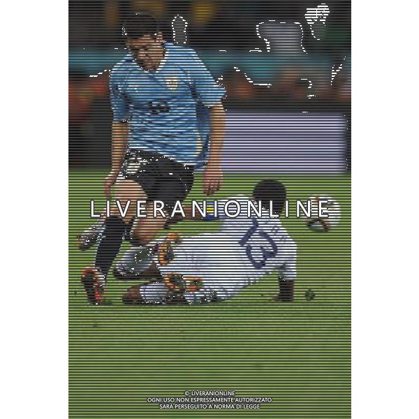 (100612) -- CAPE TOWN, June 12, 2010 () -- Maximiliano Pereira (L) of Uruguay breaks through during a Group A match of the 2010 FIFA World Cup against France at the Green Point stadium in Cape Town, South Africa, on June 11, 2010. (/Yang Lei) (kh) ©Photoshot/Agenzia Aldo Liverani Sas - ITALY ONLY - FRANCIA - URUGUAY FIFA WORLD CUP CAMPIONATI MONDIALI SUD AFRICA 2010