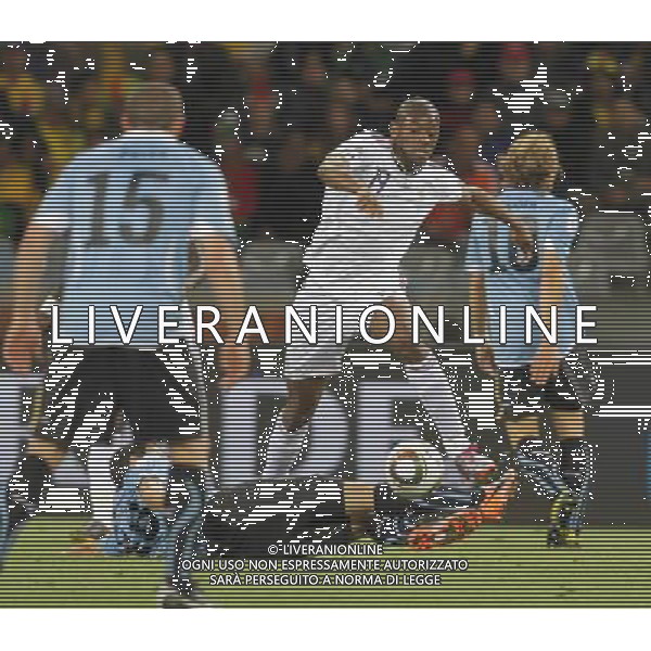 (100612) -- CAPE TOWN, June 12, 2010 () -- Yoann Gourcuff (2nd R) of France breaks through during a Group A match of the 2010 FIFA World Cup against Uruguay at the Green Point stadium in Cape Town, South Africa, on June 11, 2010. (/Xing Guangli) (kh) ©Photoshot/Agenzia Aldo Liverani Sas - ITALY ONLY - FRANCIA - URUGUAY FIFA WORLD CUP CAMPIONATI MONDIALI SUD AFRICA 2010