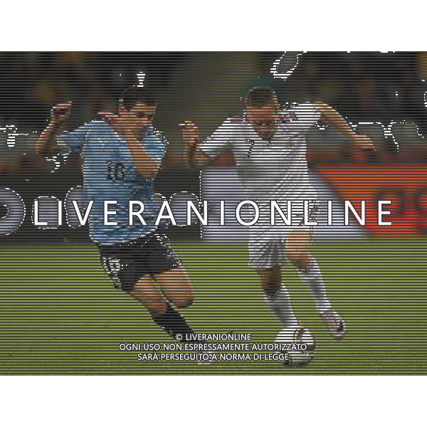 (100612) -- CAPE TOWN, June 12, 2010 () -- Uruguay\'s Maximiliano Pereira (L) vies with France\'s Franck Ribery during a Group A match of the 2010 FIFA World Cup at the Green Point stadium in Cape Town, South Africa, on June 11, 2010. (/Xing Guangli) (dx) ©Photoshot/Agenzia Aldo Liverani Sas - ITALY ONLY - FRANCIA - URUGUAY FIFA WORLD CUP CAMPIONATI MONDIALI SUD AFRICA 2010