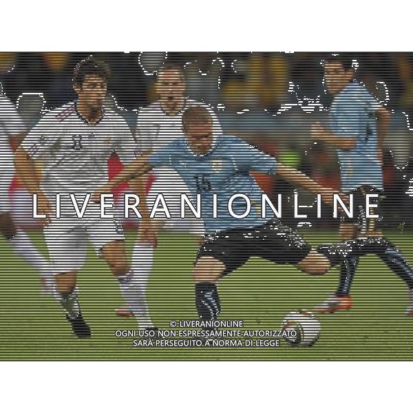 (100612) -- CAPE TOWN, June 12, 2010 () -- Uruguay\'s Diego Perez (2nd R) controls the ball during a Group A match of the 2010 FIFA World Cup against France at Green Point stadium in Cape Town, South Africa, on June 11, 2010. (/Xing Guangli) (dx) ©Photoshot/Agenzia Aldo Liverani Sas - ITALY ONLY - FRANCIA - URUGUAY FIFA WORLD CUP CAMPIONATI MONDIALI SUD AFRICA 2010