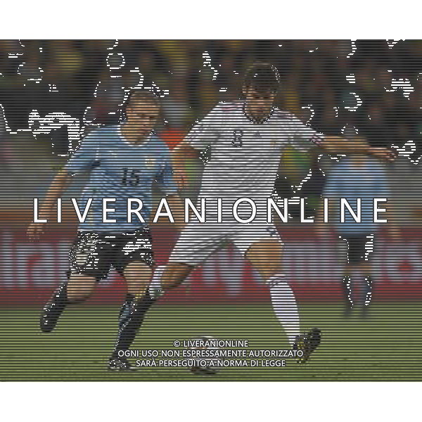 (100612) -- CAPE TOWN, June 12, 2010 () -- French Yoann Gourcuff (R) vies with Uruguay\'s Diego Perez during a Group A match of the 2010 FIFA World Cup at the Green Point stadium in Cape Town, South Africa, on June 11, 2010. (/Xing Guangli) (dx) ©Photoshot/Agenzia Aldo Liverani Sas - ITALY ONLY - FRANCIA - URUGUAY FIFA WORLD CUP CAMPIONATI MONDIALI SUD AFRICA 2010