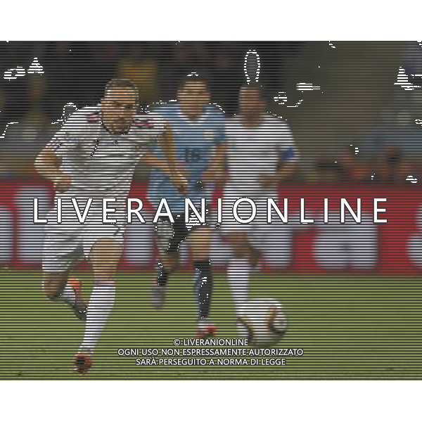 (100612) -- CAPE TOWN, June 12, 2010 () -- French Franck Ribery (L) breaks through during a Group A match of the 2010 FIFA World Cup against Uruguay at the Green Point stadium in Cape Town, South Africa, on June 11, 2010. (/Xing Guangli) (dx) ©Photoshot/Agenzia Aldo Liverani Sas - ITALY ONLY - FRANCIA - URUGUAY FIFA WORLD CUP CAMPIONATI MONDIALI SUD AFRICA 2010