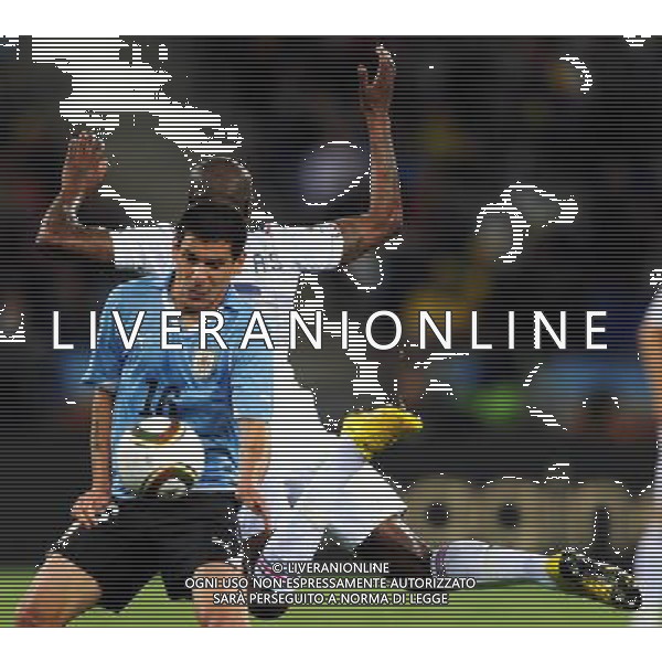 (100612) -- CAPE TOWN, June 12, 2010 () -- Maximiliano Pereira (Front) of Uruguay vies for the ball during a Group A match of the 2010 FIFA World Cup against France at the Green Point stadium in Cape Town, South Africa, on June 11, 2010. (/Yang Lei) (kh) ©Photoshot/Agenzia Aldo Liverani Sas - ITALY ONLY - FRANCIA - URUGUAY FIFA WORLD CUP CAMPIONATI MONDIALI SUD AFRICA 2010