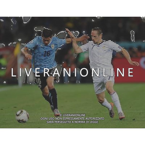 (100612) -- CAPE TOWN, June 12, 2010 () -- Franck Ribery (R) of France vies with Maximiliano Pereira of Uruguay during a Group A match of the 2010 FIFA World Cup at the Green Point stadium in Cape Town, South Africa, on June 11, 2010. (/Yang Lei) (kh) ©Photoshot/Agenzia Aldo Liverani Sas - ITALY ONLY - FRANCIA - URUGUAY FIFA WORLD CUP CAMPIONATI MONDIALI SUD AFRICA 2010