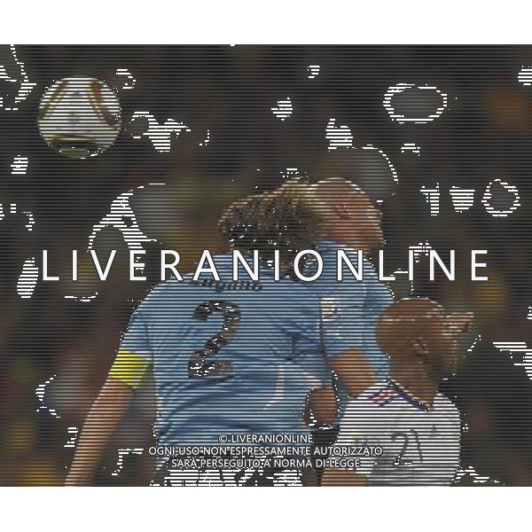 (100612) -- CAPE TOWN, June 12, 2010 () -- Uruguay\'s Diego Lugano (L) and Egidio Arevalo (C) clash into each other during a Group A match of the 2010 FIFA World Cup with France at the Green Point stadium in Cape Town, South Africa, on June 11, 2010. (/Xing Guangli) (dx) ©Photoshot/Agenzia Aldo Liverani Sas - ITALY ONLY - FRANCIA - URUGUAY FIFA WORLD CUP CAMPIONATI MONDIALI SUD AFRICA 2010