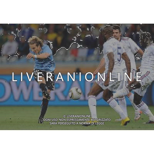 (100612) -- CAPE TOWN, June 12, 2010 () -- Diego Forlan (L) of Uruguay passes the ball during a Group A match of the 2010 FIFA World Cup against France at the Green Point stadium in Cape Town, South Africa, on June 11, 2010. (/Yang Lei) (kh) ©Photoshot/Agenzia Aldo Liverani Sas - ITALY ONLY - FRANCIA - URUGUAY FIFA WORLD CUP CAMPIONATI MONDIALI SUD AFRICA 2010