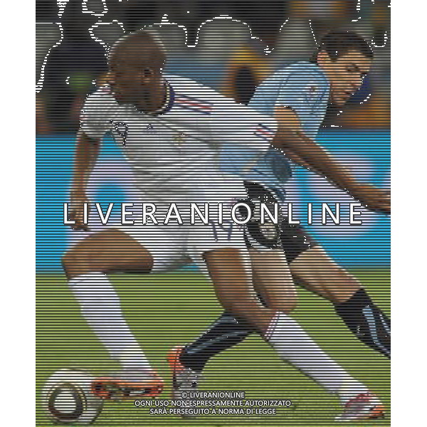 (100612) -- CAPE TOWN, June 12, 2010 () -- Abou Diaby (L) of France vies with Maximiliano Pereira of Uruguay during a Group A match of the 2010 FIFA World Cup at the Green Point stadium in Cape Town June 11, 2010. (/Yang Lei) (kh) ©Photoshot/Agenzia Aldo Liverani Sas - ITALY ONLY - FRANCIA - URUGUAY FIFA WORLD CUP CAMPIONATI MONDIALI SUD AFRICA 2010