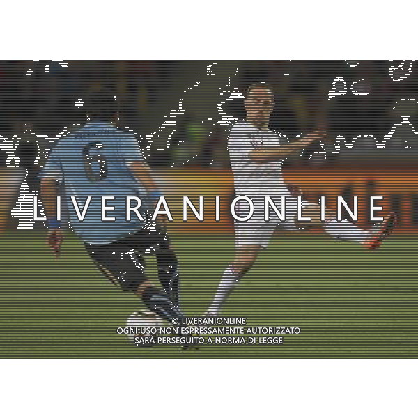 (100612) -- CAPE TOWN, June 12, 2010 () -- Franck Ribery (R) of France vies with Mauricio Victorino of Uruguay during a Group A match of the 2010 FIFA World Cup at the Green Point stadium in Cape Town, South Africa, on June 11, 2010. (/Xing Guangli) (dx) ©Photoshot/Agenzia Aldo Liverani Sas - ITALY ONLY - FRANCIA - URUGUAY FIFA WORLD CUP CAMPIONATI MONDIALI SUD AFRICA 2010