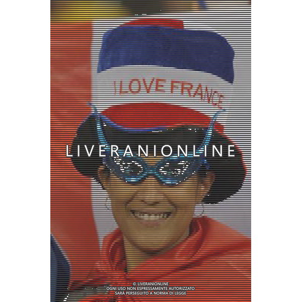 (100612) -- CAPE TOWN, June 12, 2010 () -- A fan of France waits for a Group A match of the 2010 FIFA World Cup between France and Uruguay at the Green Point stadium in Cape Town, South Africa, on June 11, 2010. (/Xing Guangli) (dx) ©Photoshot/Agenzia Aldo Liverani Sas - ITALY ONLY - FRANCIA - URUGUAY FIFA WORLD CUP CAMPIONATI MONDIALI SUD AFRICA 2010