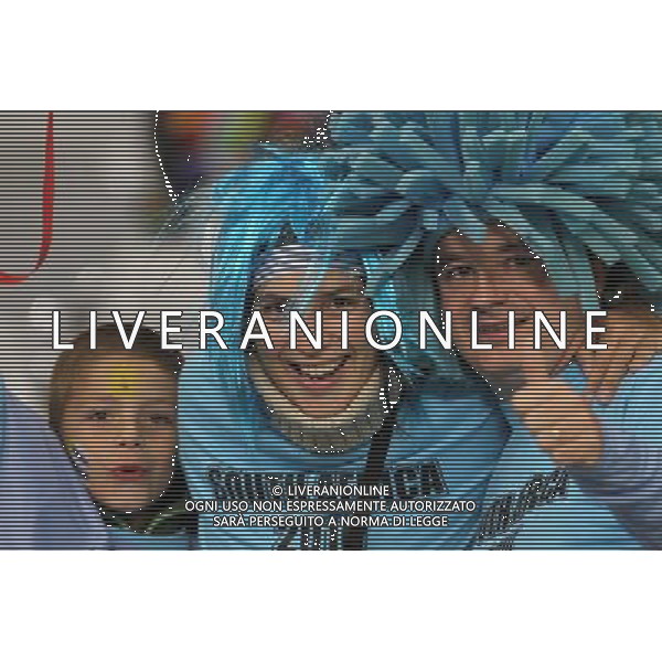 (100612) -- CAPE TOWN, June 12, 2010 () -- Supporters of Uruguay cheer before a group A match of the 2010 FIFA World Cup between France and Uruguay at Green Point stadium in Cape Town, South Africa, on June 11, 2010. (/Xing Guangli) (dx) ©Photoshot/Agenzia Aldo Liverani Sas - ITALY ONLY - FRANCIA - URUGUAY FIFA WORLD CUP CAMPIONATI MONDIALI SUD AFRICA 2010