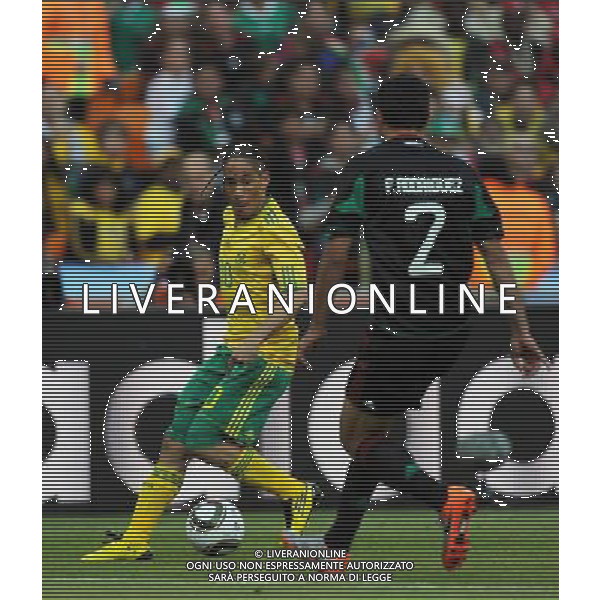 (100611) -- JOHANNESBURG, June 11, 2010 () -- Steven Pienaar (L) of South Africa vies with Francisco Rodriguez of Mexico during a group A match of the 2010 FIFA World Cup at Soccer City stadium in Soweto, suburban Johannesburg of South Africa on June 11, 2010. (/Guo Yong) (ly) ©Photoshot/Agenzia Aldo Liverani Sas - ITALY ONLY: SUDAFRICA - MESSICO FIFA WORLD CUP CAMPIONATI MONDIALI SUD AFRICA 2010