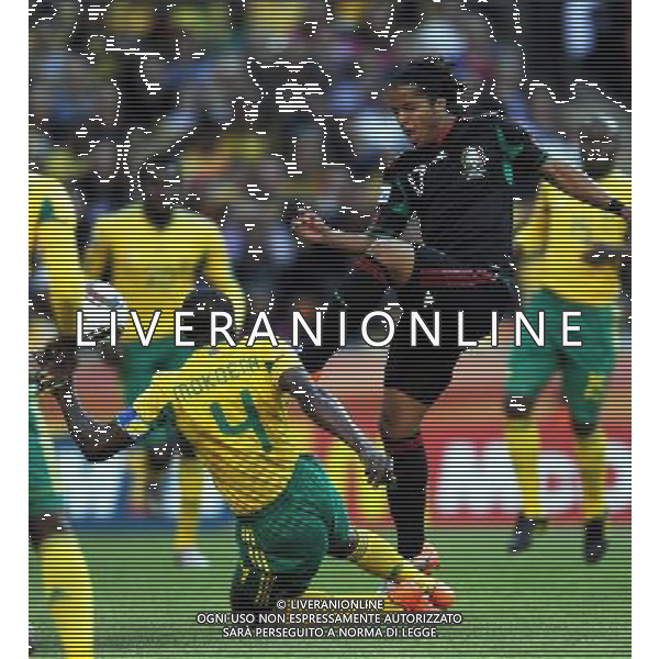 (100611) -- JOHANNESBURG, June 11, 2010 () -- Giovani Dos Santos (R) of Mexico vies with a player of South Africa during a group A match of the 2010 FIFA World Cup at Soccer City stadium in Soweto, suburban Johannesburg, on June 11, 2010. (/Wang Yuguo) (ly) ©Photoshot/Agenzia Aldo Liverani Sas - ITALY ONLY: SUDAFRICA - MESSICO FIFA WORLD CUP CAMPIONATI MONDIALI SUD AFRICA 2010