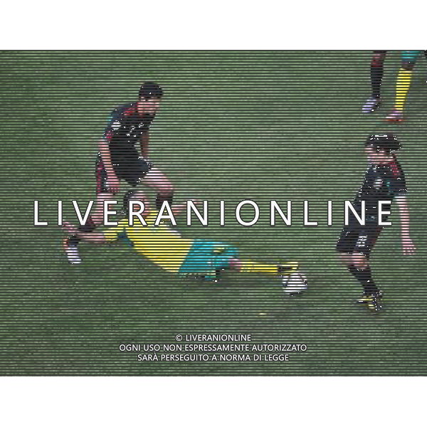 (100611) -- JOHANNESBURG, June 11, 2010 () -- Steven Pienaar (C) of South Africa vies with two players of Mexico during a group A match of the 2010 FIFA World Cup at Soccer City stadium in Soweto, suburban Johannesburg, on June 11, 2010. The match ended with a 1-1 tie. (/Xu Suhui) (ljq) ©Photoshot/Agenzia Aldo Liverani Sas - ITALY ONLY: SUDAFRICA - MESSICO FIFA WORLD CUP CAMPIONATI MONDIALI SUD AFRICA 2010