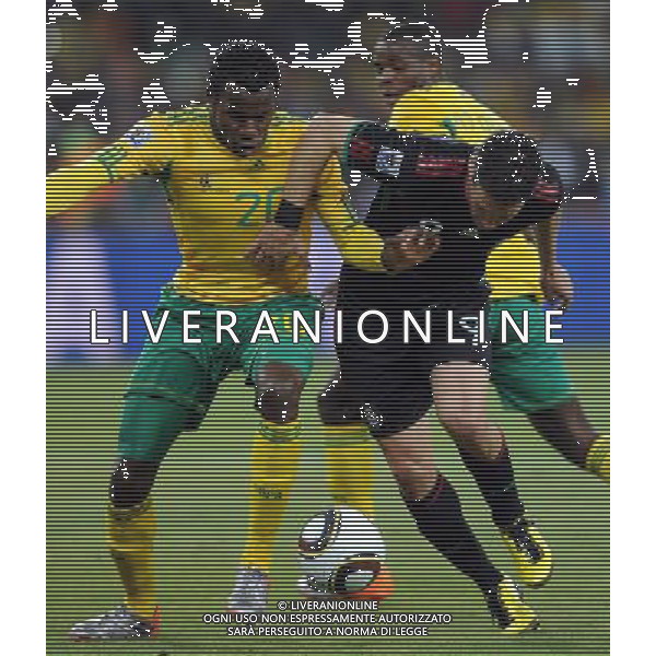 (100611) -- JOHANNESBURG, June 11, 2010 () -- Guillermo Franco (R) of Mexico vies with Bongani Khumalo of South Africa during a group A match of the 2010 FIFA World Cup at Soccer City stadium in Soweto, suburban Johannesburg, on June 11, 2010. The match ended with a 1-1 tie. (/Guo Yong) (ljq) ©Photoshot/Agenzia Aldo Liverani Sas - ITALY ONLY: SUDAFRICA - MESSICO FIFA WORLD CUP CAMPIONATI MONDIALI SUD AFRICA 2010