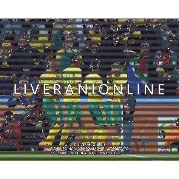 (100611) -- JOHANNESBURG, June 11, 2010 () -- South Africa\'s player Siphiwe Tshabalala (R1) celebrates a goal with teammates during a group A match of the 2010 FIFA World Cup against Mexico at Soccer City stadium in Soweto, suburban Johannesburg, on June 11, 2010. The match ended with a 1-1 tie. (/Guo Yong) (ljq) ©Photoshot/Agenzia Aldo Liverani Sas - ITALY ONLY: SUDAFRICA - MESSICO FIFA WORLD CUP CAMPIONATI MONDIALI SUD AFRICA 2010